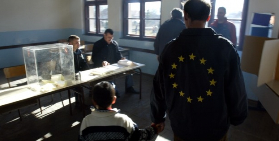 Kosovo Serb wearing a jacket with the EU insignia, arrives to vote on Sunday, Jan. 21, 2007. (AP PHOTO/Visar Kryeziu)