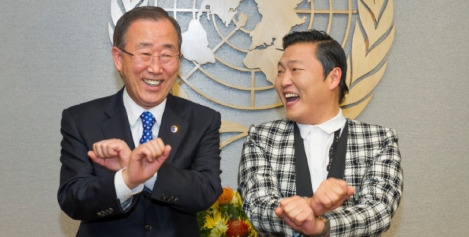 UN Secretary-General Ban Ki-moon (left) attempts one of the dance moves made famous by Psy (right), singer from the Republic of Korea, during their meeting. (UN Photo/Eskinder Debebe)