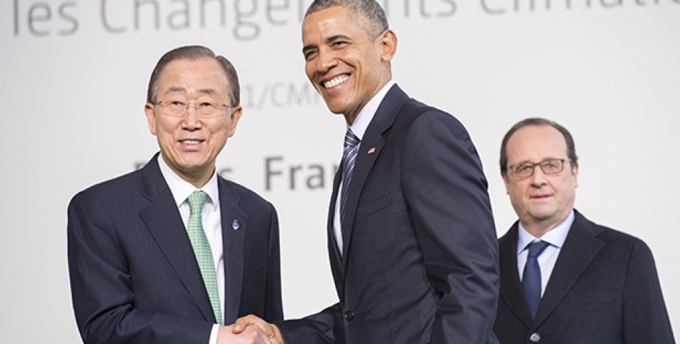UN Secretary-General Ban Ki-moon greets US President Barack Obama on November 30, upon his arrival on the first day of COP21, taking place in Paris. Behind Mr. Obama is François Hollande, President of France. (UN Photo/Rick Bajornas)