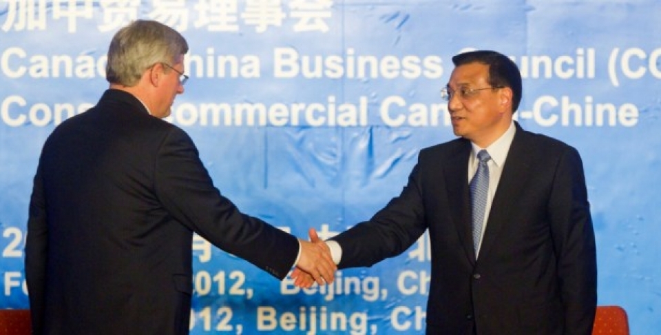Prime Minister Stephen Harper shakes hands with Chinese Vice Premier Li Keqiang at the closing of the 5th Canada-China Business Forum, February 9, 2012. (AP Photo/Diego Azubel, Pool)