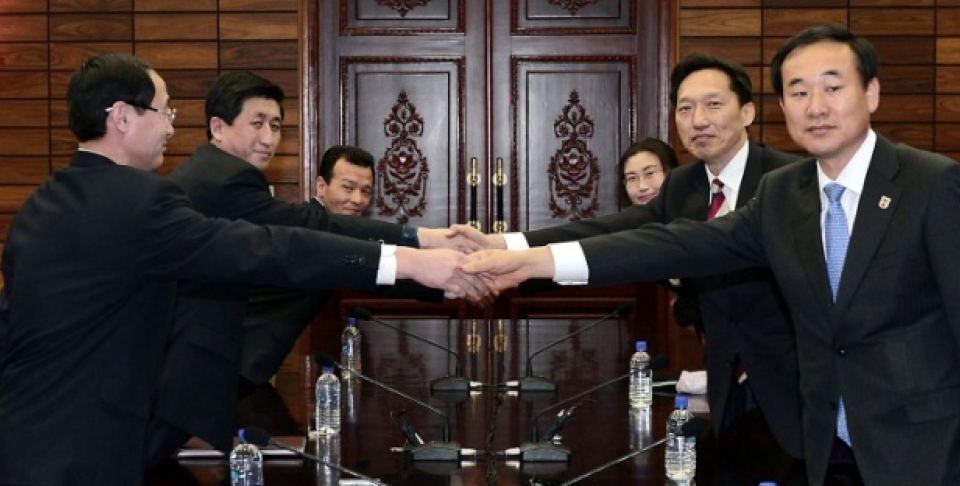 The head of South Korea’s working-level delegation Lee Duk-haeng, center right, shakes hands with his North Korean counterpart Park Yong Il, center left, during their meeting at Tongilgak in the North Korean side of Panmunjom, which has separated the two Koreas since the Korean War, Wednesday, Feb. 5, 2014. (AP Photo/South Korean Unification Ministry)