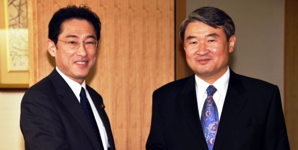 South Korean First Vice Foreign Minister Cho Tae-yong, right, shakes hands with Japanese Foreign Minister Fumio Kishida prior to their talks at Foreign Ministry in Tokyo Thursday, Oct. 2, 2014. (AP Photo/Yoshikazu Tsuno, Pool)
