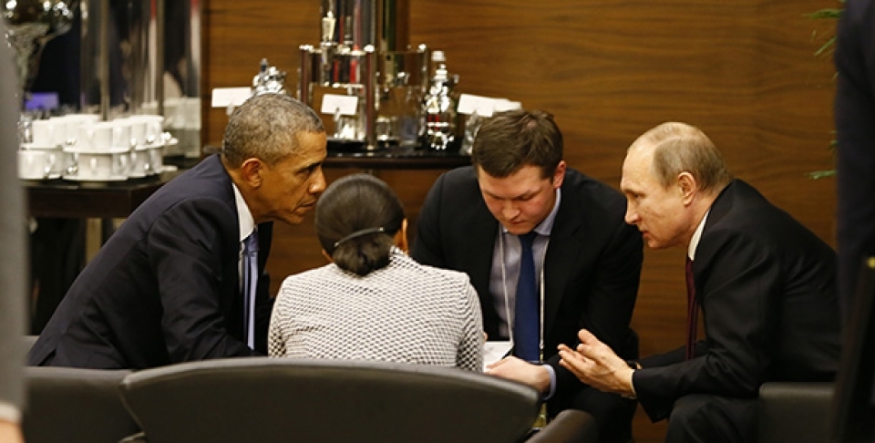 US President Barack Obama speaks with Russian President Vladimir Putin prior to the opening session of the G20 summit in Antalya, Turkey, November 15, 2015. (Cem Oksuz/Anadolu Agency via AP, Pool)
