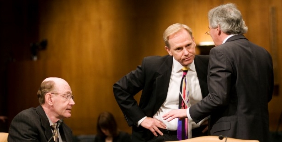 James Vanasek, former chief risk officer, Washington Mutual Bank, left, looks on, as Randy Melby, former general auditor, Washington Mutual Bank, center, confers with his attorney. (AP Photo/Cliff Owen)