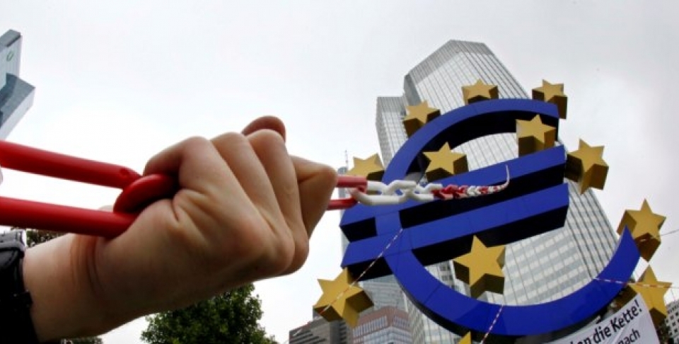 Anti globalization activists put chains over the Euro sculpture in Frankfurt, central Germany (AP Photo/Michael Probst).