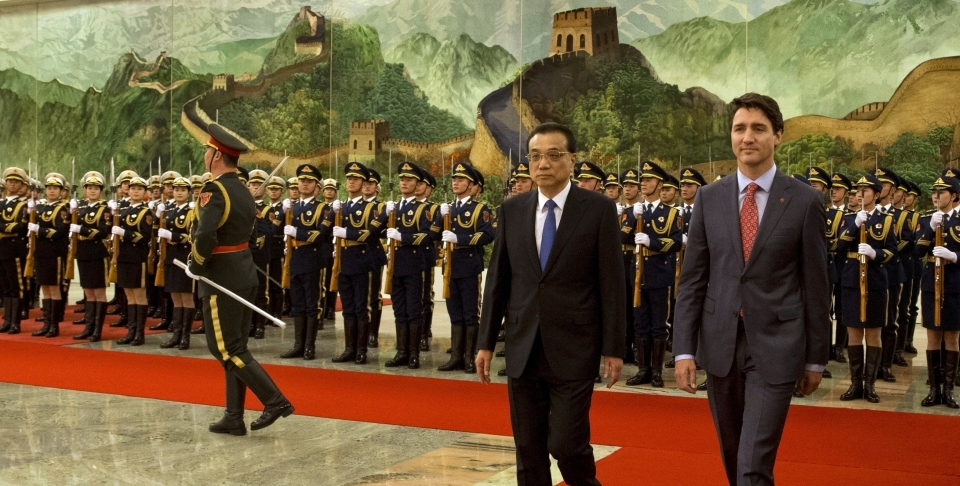 Canadian Prime Minister Justin Trudeau walks with Chinese Premier Li Keqiang during a welcome ceremony in Beijing, China on Dec. 4, 2017. (AP Photo/Ng Han Guan)