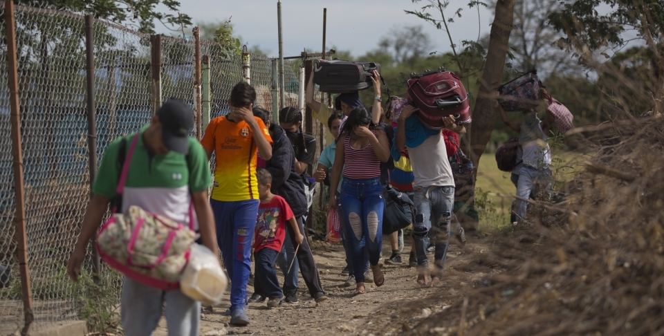 Venezuelans illegally cross into Colombia | Ariana Cubillos, AP
