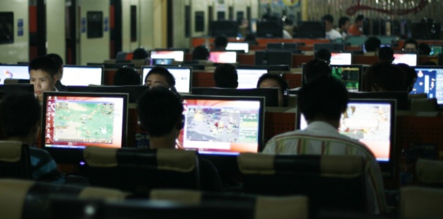 Customers surf the Internet at an Internet cafe in Beijing, China (June 2009). (AP Photo/Greg Baker)