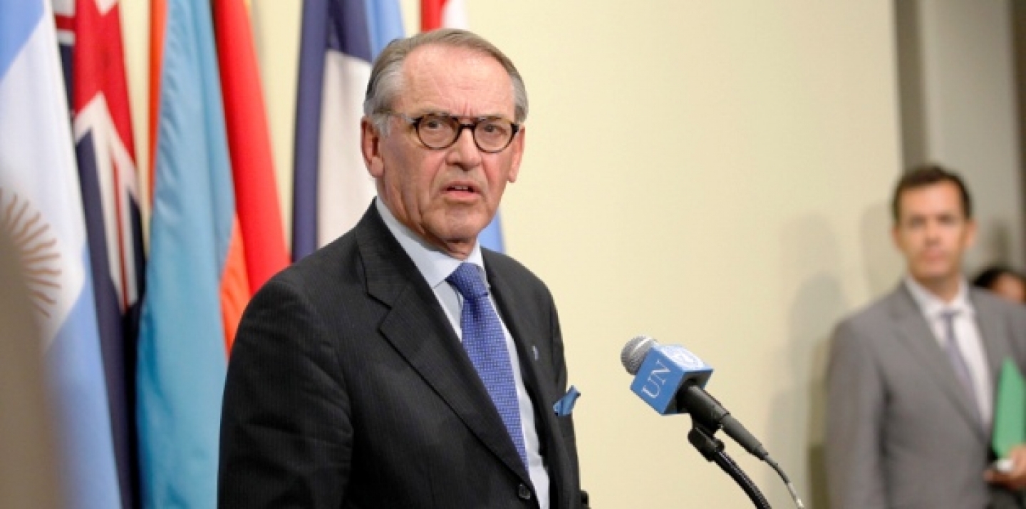 Deputy Secretary-General Jan Eliasson speaks to journalists in New York on August 21, 2013, following his closed-door briefing to the Security Council on the latest allegations of chemical weapons use in Syria. (UN Photo/Rick Bajornas)