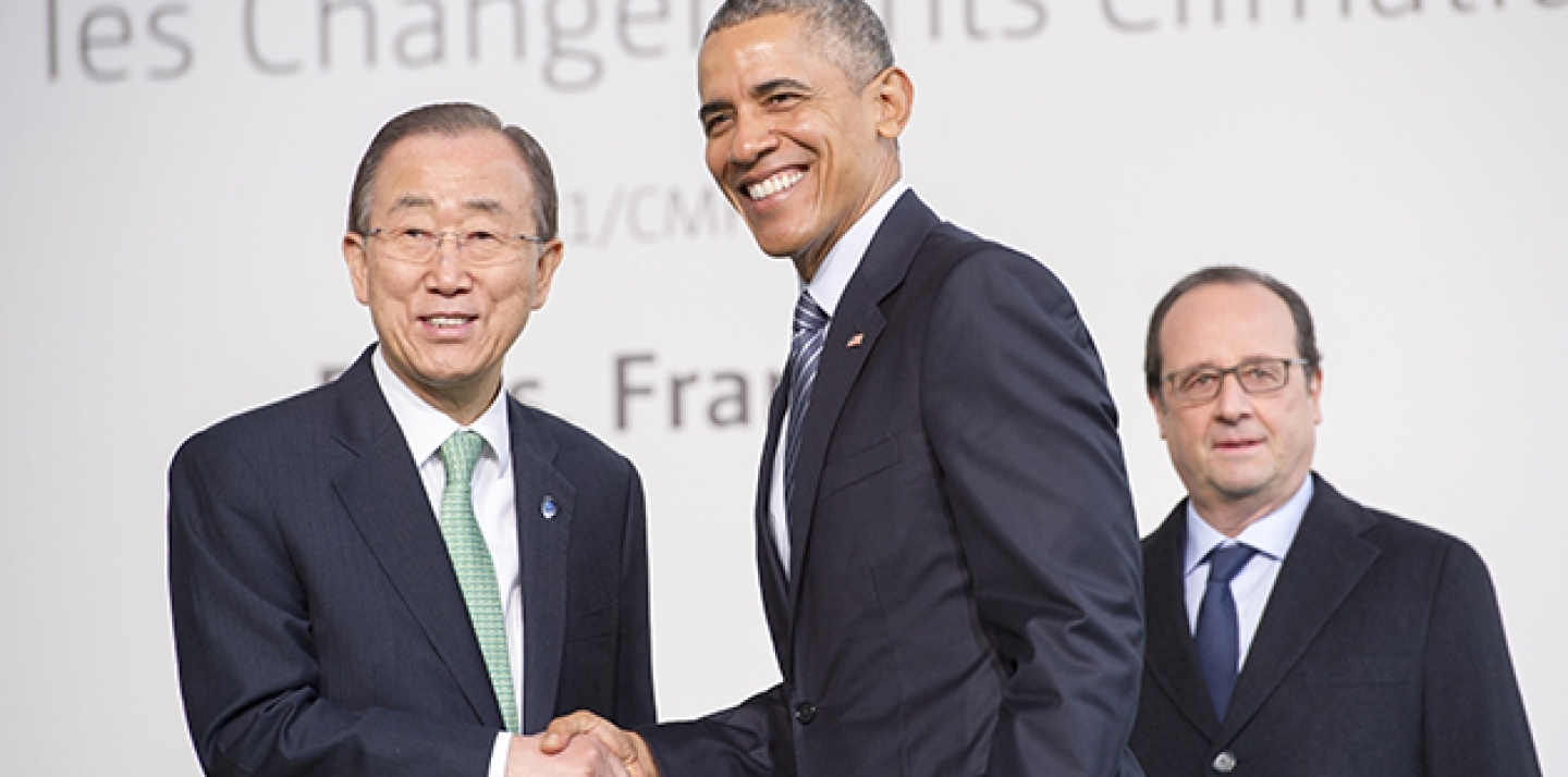 UN Secretary-General Ban Ki-moon greets US President Barack Obama on November 30, upon his arrival on the first day of COP21, taking place in Paris. Behind Mr. Obama is François Hollande, President of France. (UN Photo/Rick Bajornas)