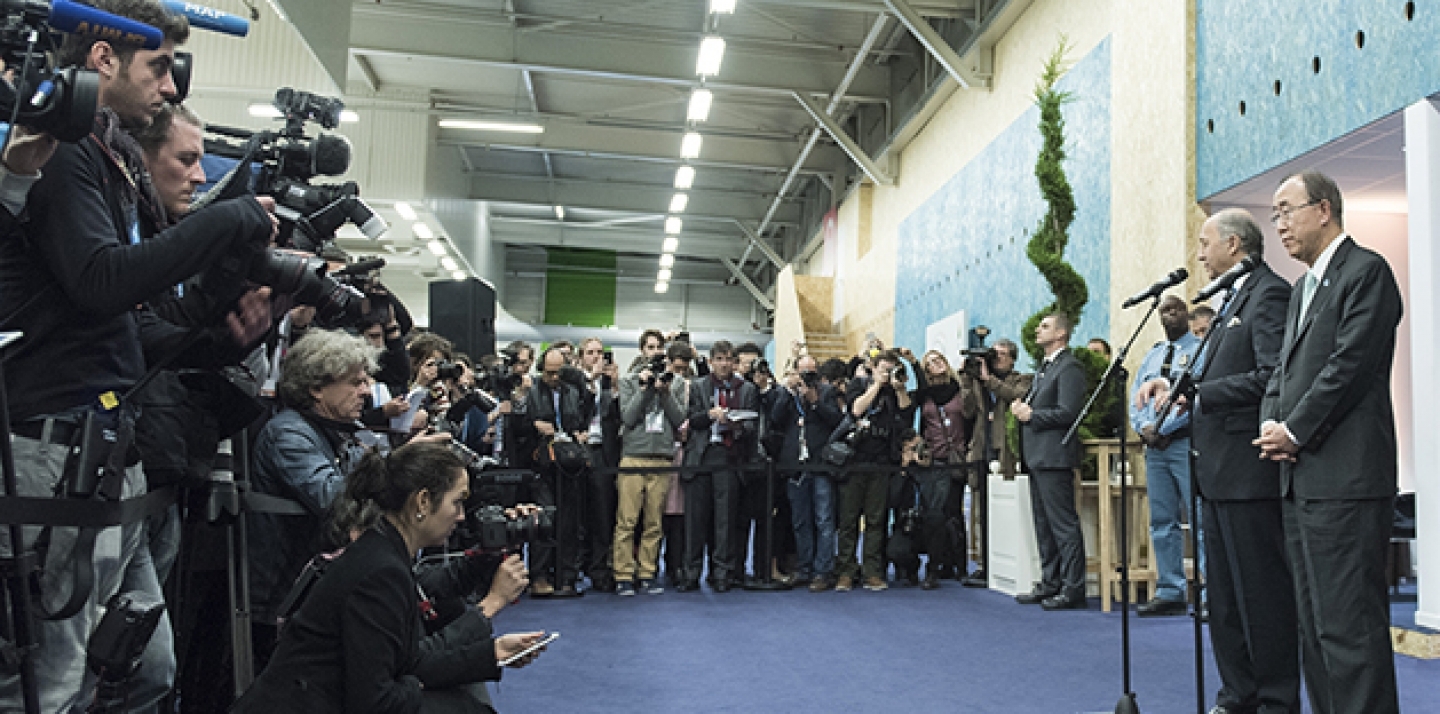 A view of journalists gathered for a press encounter, on December 11, with Secretary General Ban Ki-moon and Laurent Fabius, Minister for Foreign Affairs of France and President of the UN Climate Change Conference in Paris (COP21), during the Conference. (UN Photo/Mark Garten)
