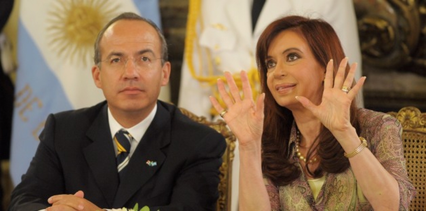 Mexico's President Felipe Calderon, left, with Argentina's President Cristina Fernandez de Kirchner during Calderon's two-day official visit to Argentina, November 2008. (AP Photo/Daniel Luna)
