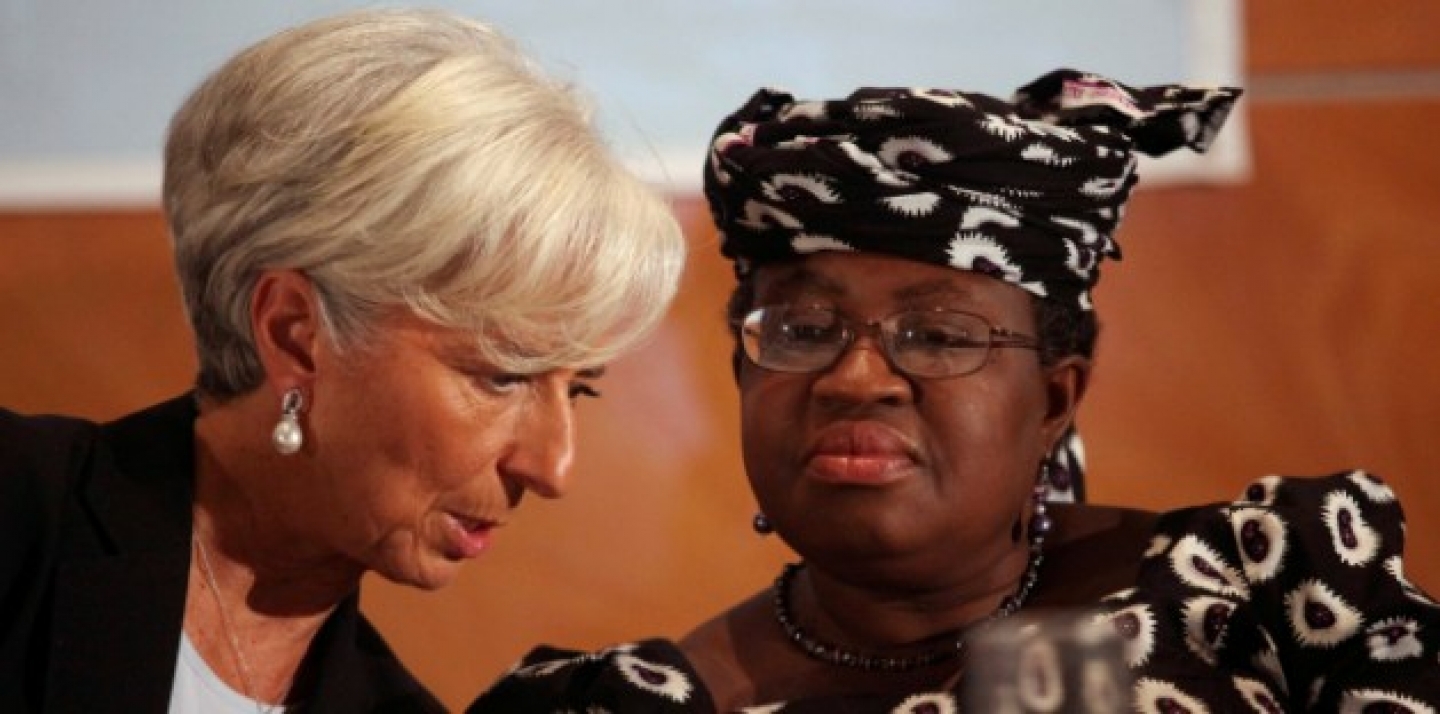 IMF Managing Director Christine Lagarde and Nigeria's Finance Minister Ngozi Okonjo-Iweala confer during roundtable meeting with Nigerian business executives in Lagos, Nigeria, Dec 20, 2011. (AP Photo/Sunday Alamba)