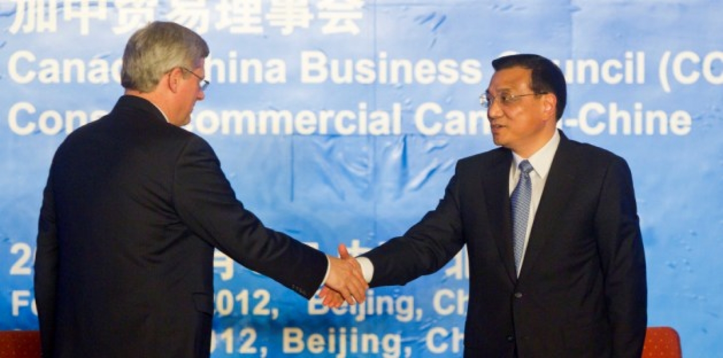 Prime Minister Stephen Harper shakes hands with Chinese Vice Premier Li Keqiang at the closing of the 5th Canada-China Business Forum, February 9, 2012. (AP Photo/Diego Azubel, Pool)