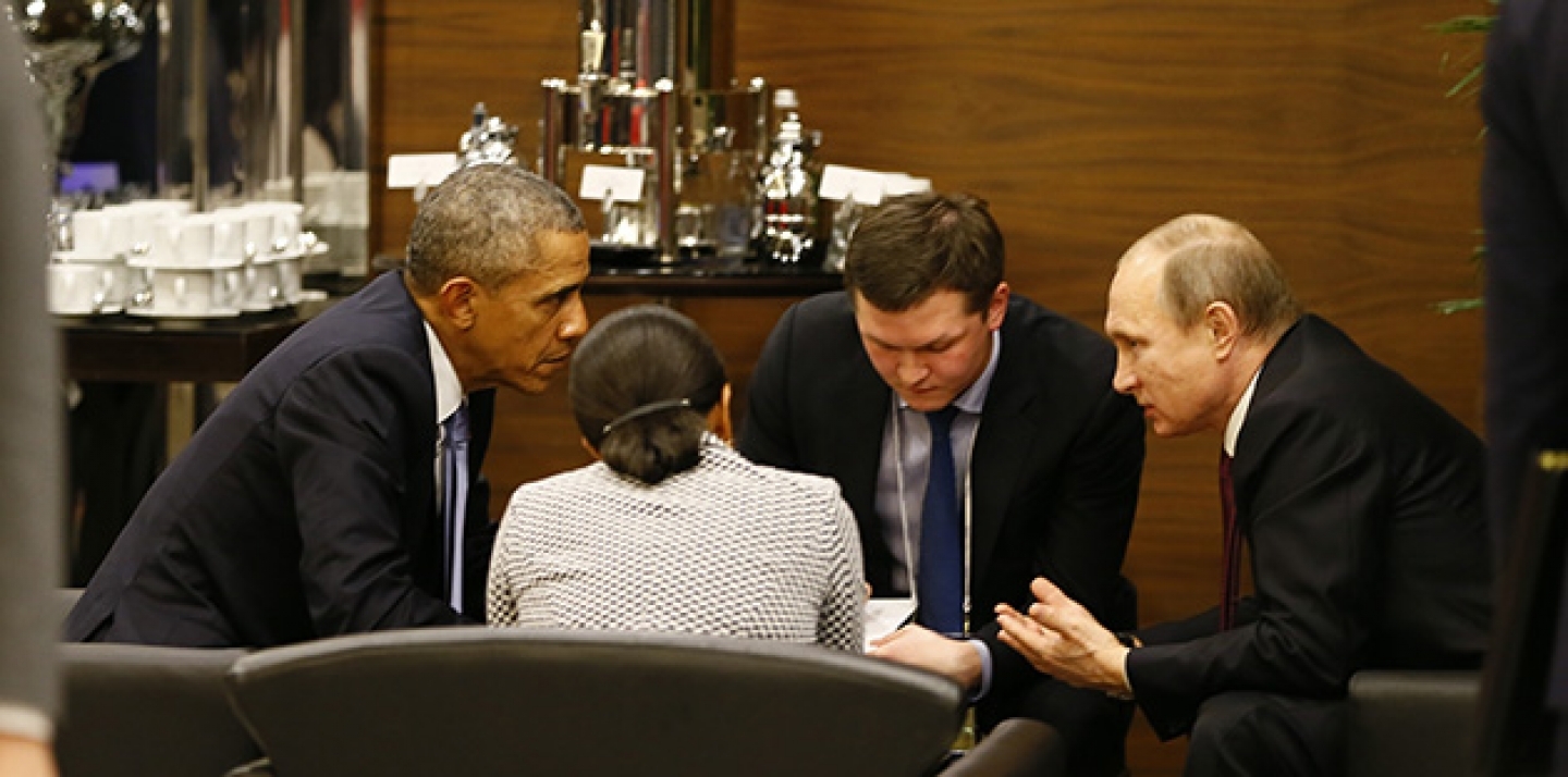 US President Barack Obama speaks with Russian President Vladimir Putin prior to the opening session of the G20 summit in Antalya, Turkey, November 15, 2015. (Cem Oksuz/Anadolu Agency via AP, Pool)