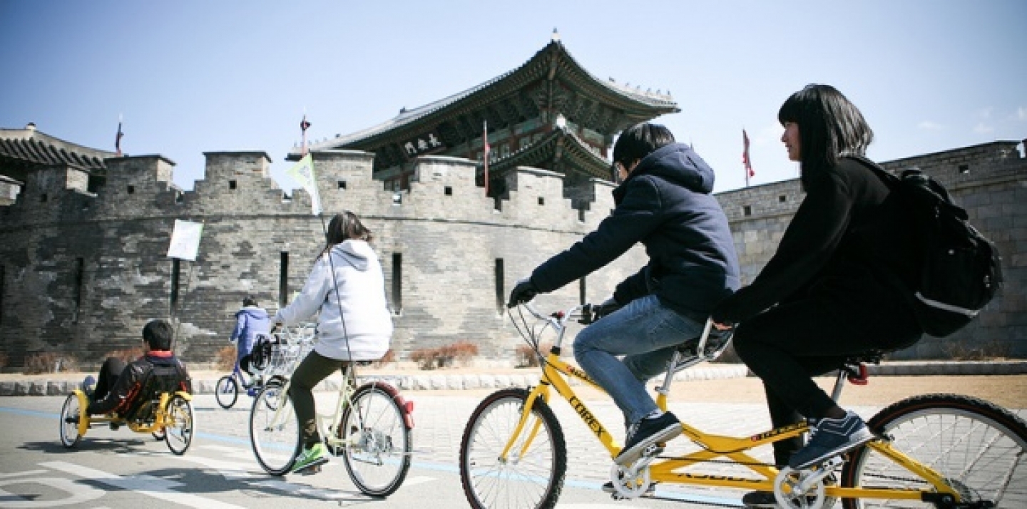 A tour around the Hwaseong Fortress with ecomobile vehicles at the New Independence Declaration from Cars Event (c) EcoMobility World Festival 2013. (ICLEI-Local Governments for Sustainability Photo)