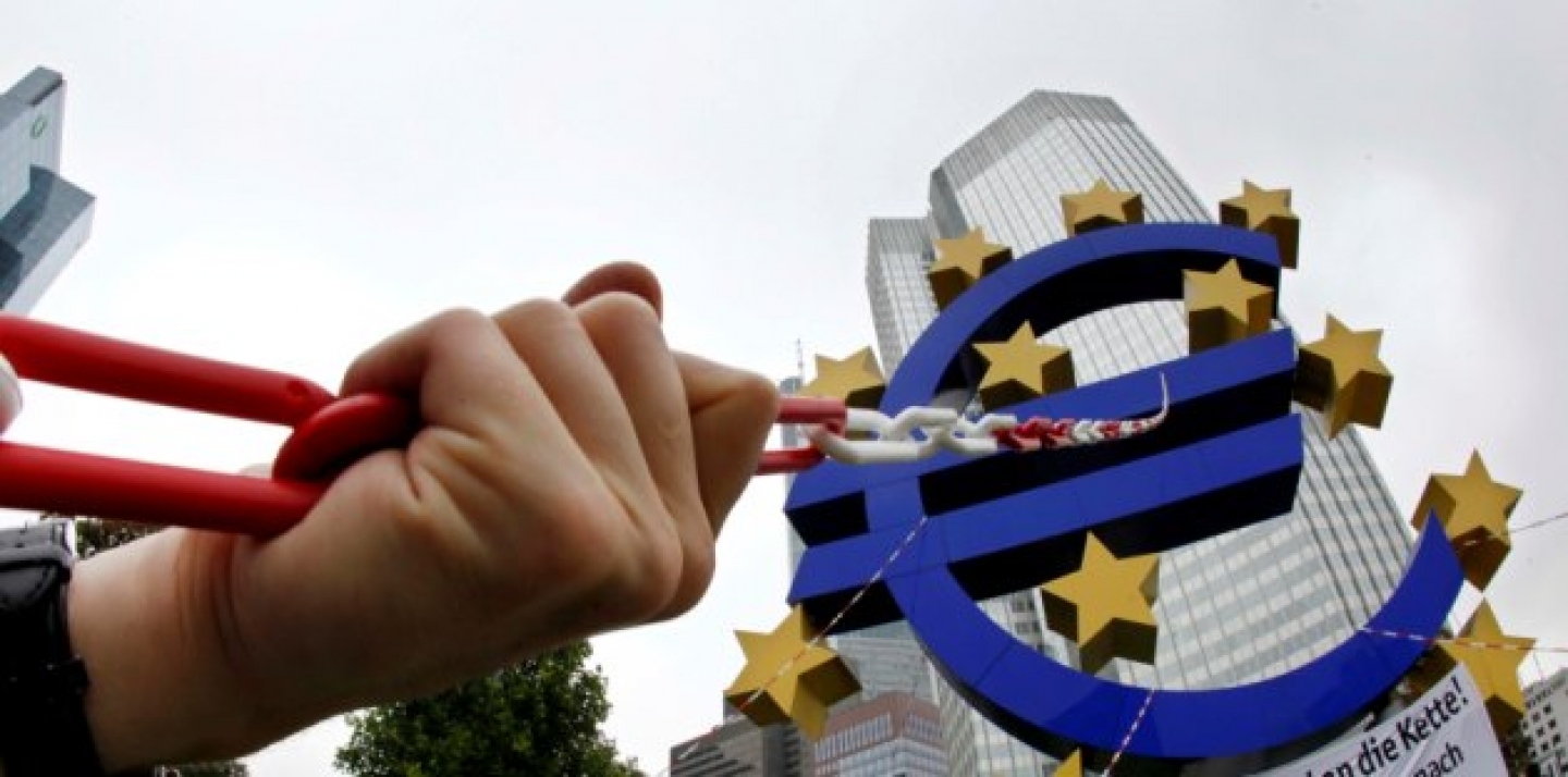 Anti globalization activists put chains over the Euro sculpture in Frankfurt, central Germany (AP Photo/Michael Probst).