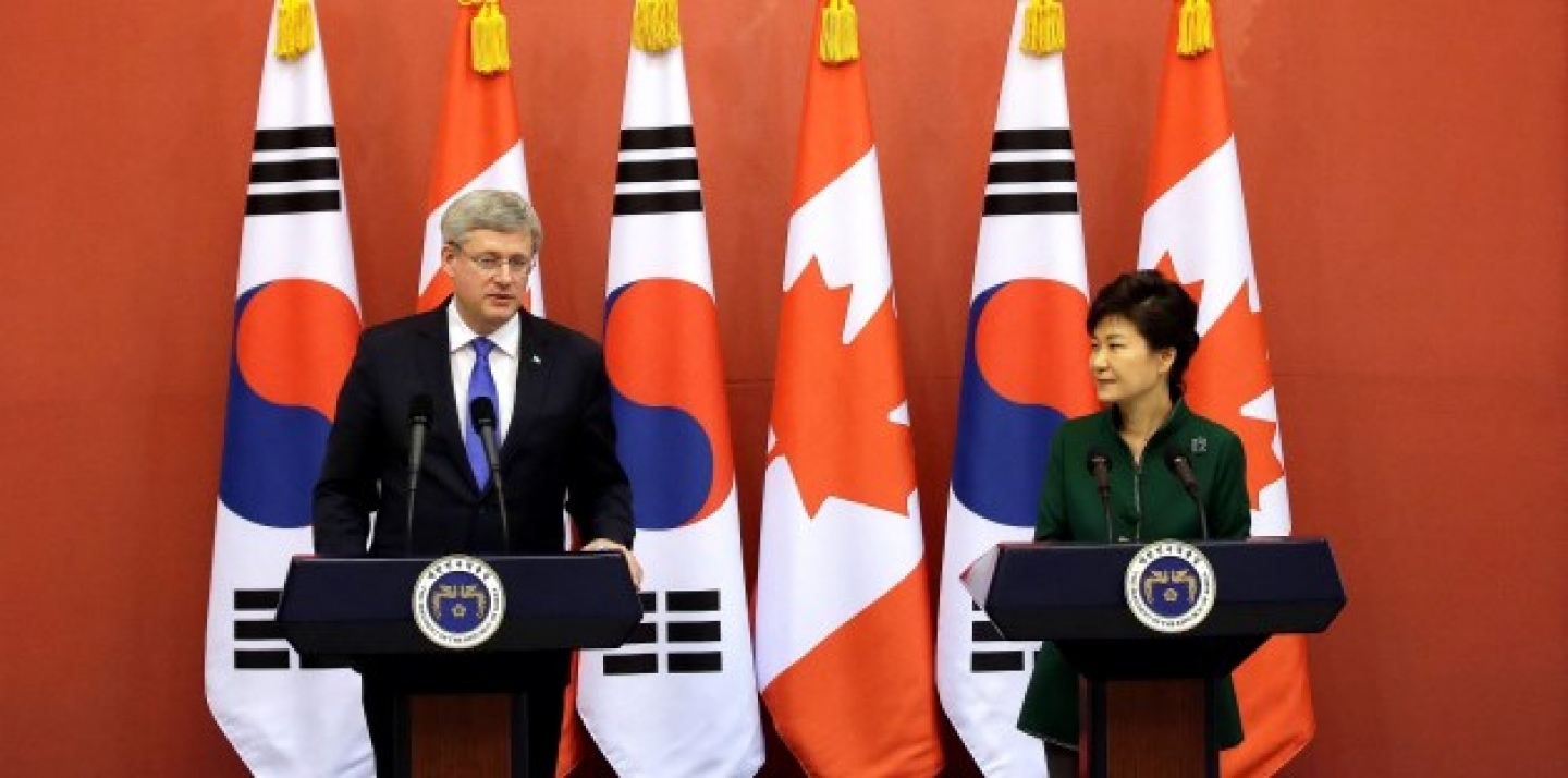 Canadian Prime Minister Stephen Harper, left, answers reporters' question as South Korean President Park Geun-hye, right, listens on during joint press conference, Tuesday, March 11, 2014.(AP Photo/Lee Jin-man, Pool)