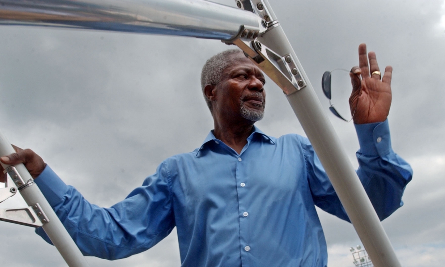 Kofi Annan, former UN Secretary-General, boards a plane (AP Photo/Wally Santana)
