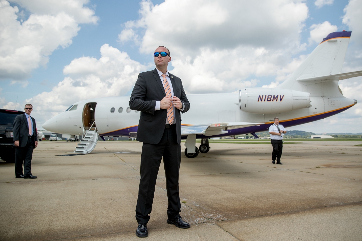 Members of the Secret Service stand guard outside a plane carrying Democratic presidential candidate Hillary Clinton in Cincinnati (AP Photo/Andrew Harnik)