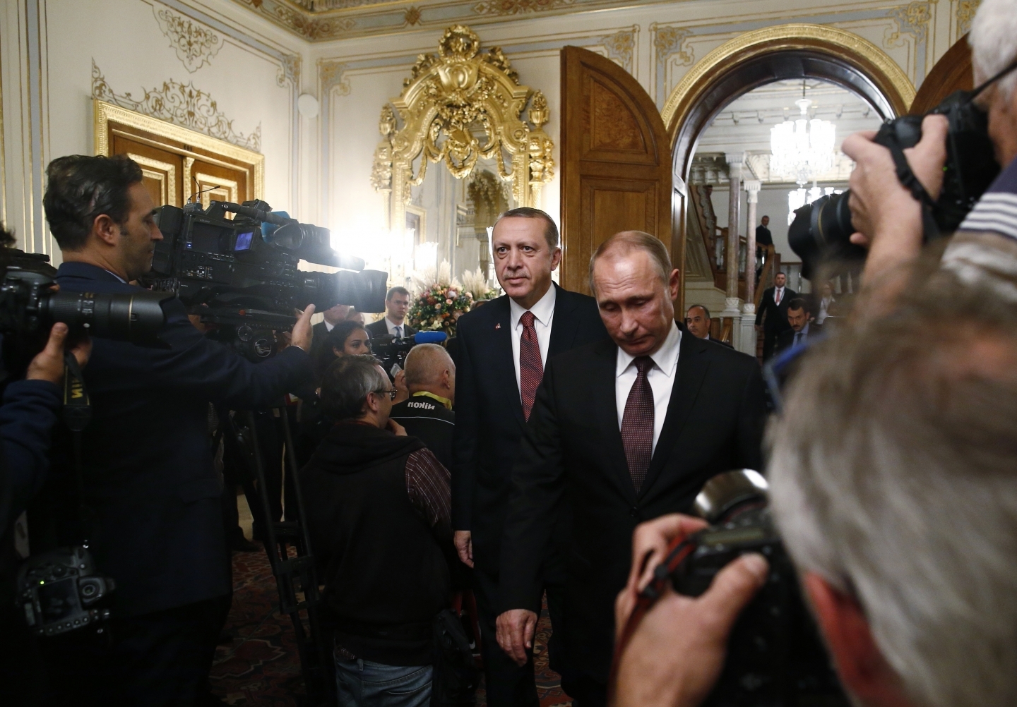 Russian President Vladimir Putin, arrives with Turkey's President Recep Tayyip Erdogan, for a joint news conference, following their meeting in Istanbul, Monday, Oct. 10, 2016. (AP Photo/Emrah Gurel)