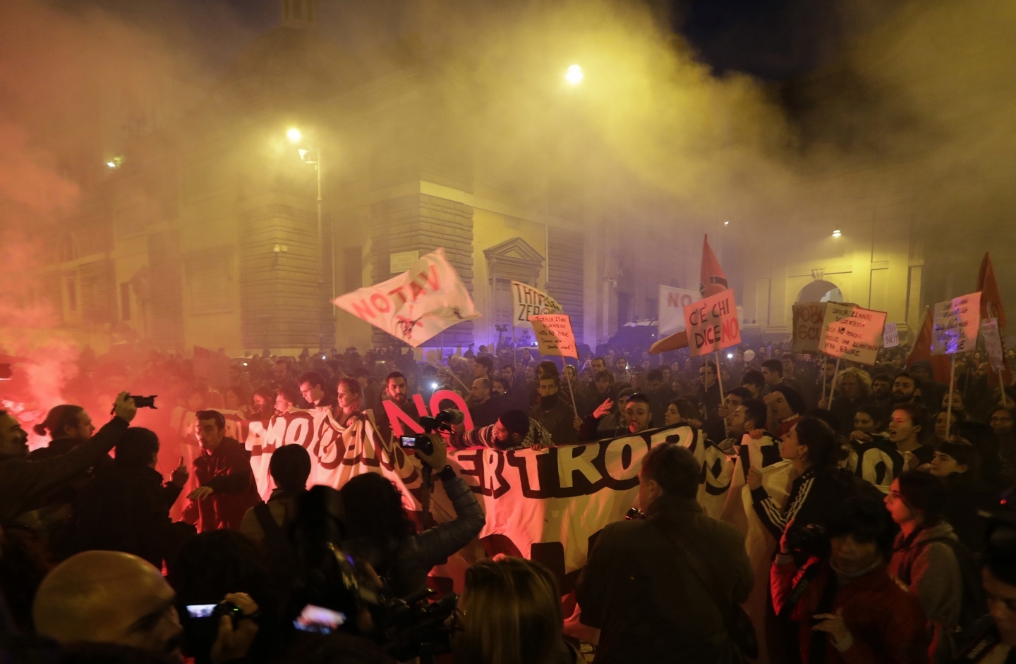 Supporters of the "no" campaign rally (AP Photo)