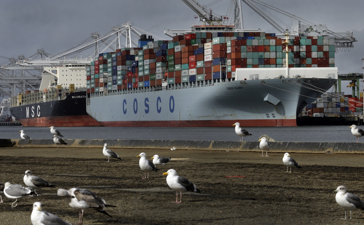Chinese container ship Cosco Glory waits to be unloaded at the Port of Oakland in Oakland, CA. (AP Photo/Ben Margot, File)