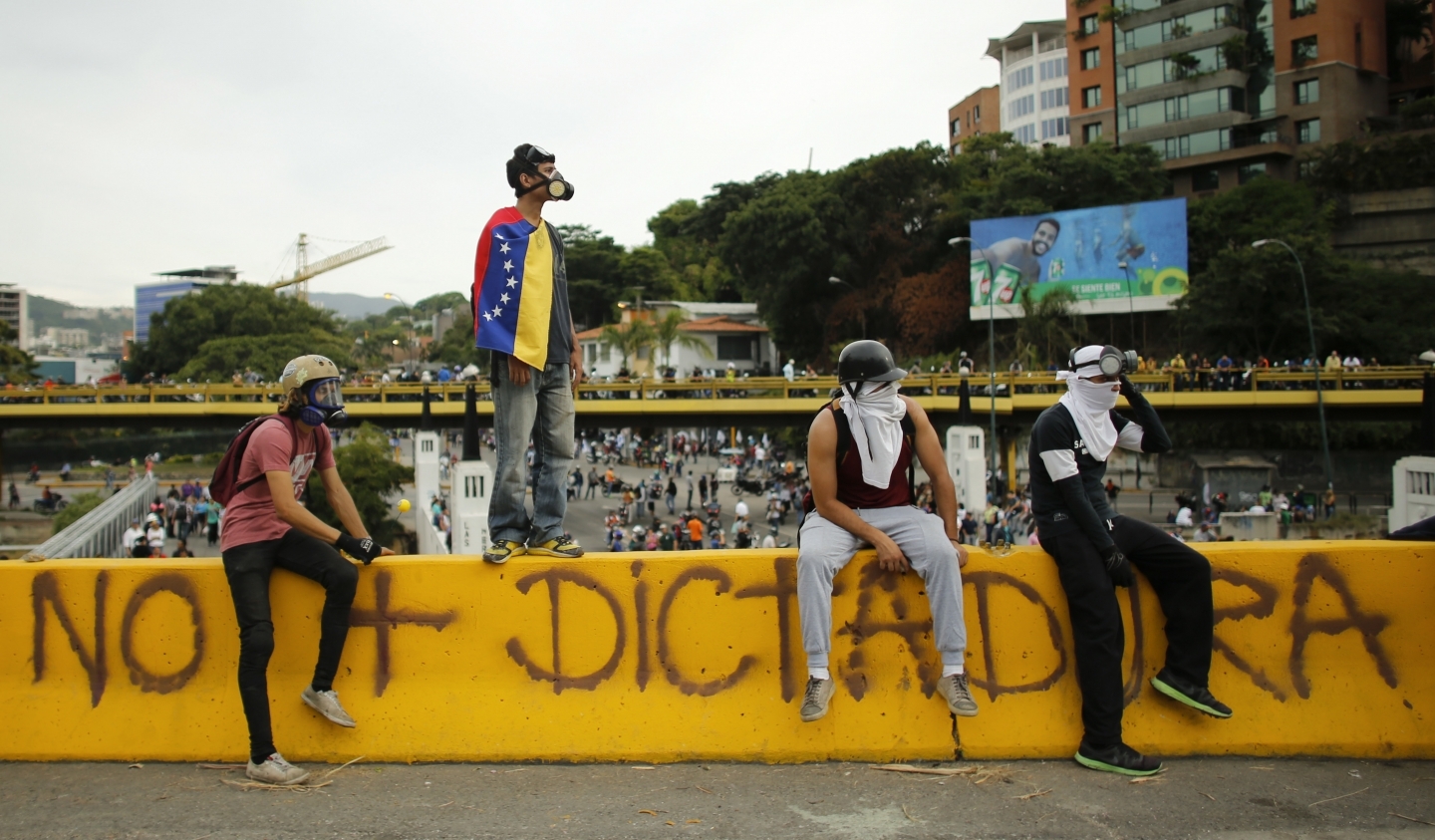 Anti-government protesters block the Francisco Fajardo highway in Caracas, Venezuela, Friday, June 9, 2017. (AP Photo/Ariana Cubillos)
