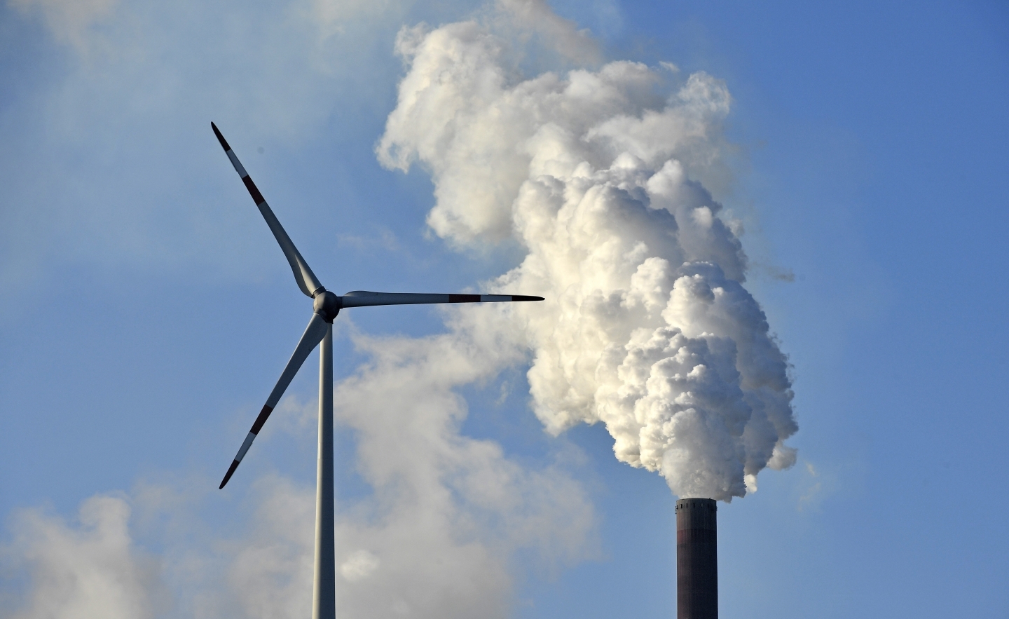 A coal-burning power plant steams in Gelsenkirchen, Germany (AP Photo/Martin Meissner)