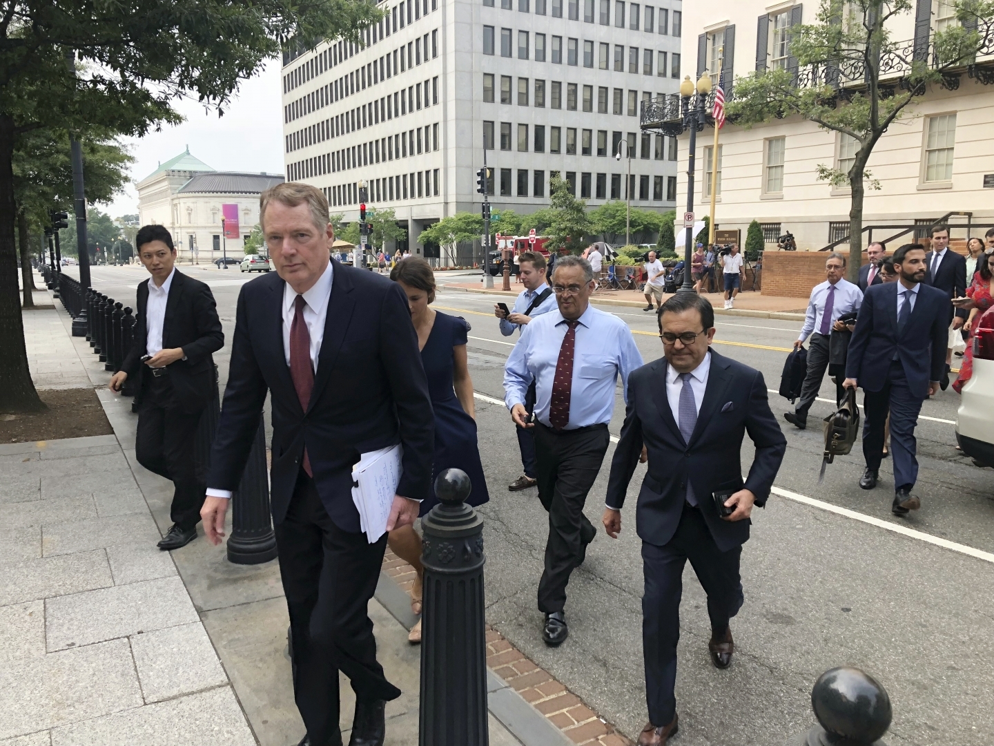 United States Trade Representative Robert Lighthizer and Mexican Secretary of Economy Idelfonso Guajardo walk to the White House on August 27, 2018. (AP Photo/Luis Alonso Lugo)