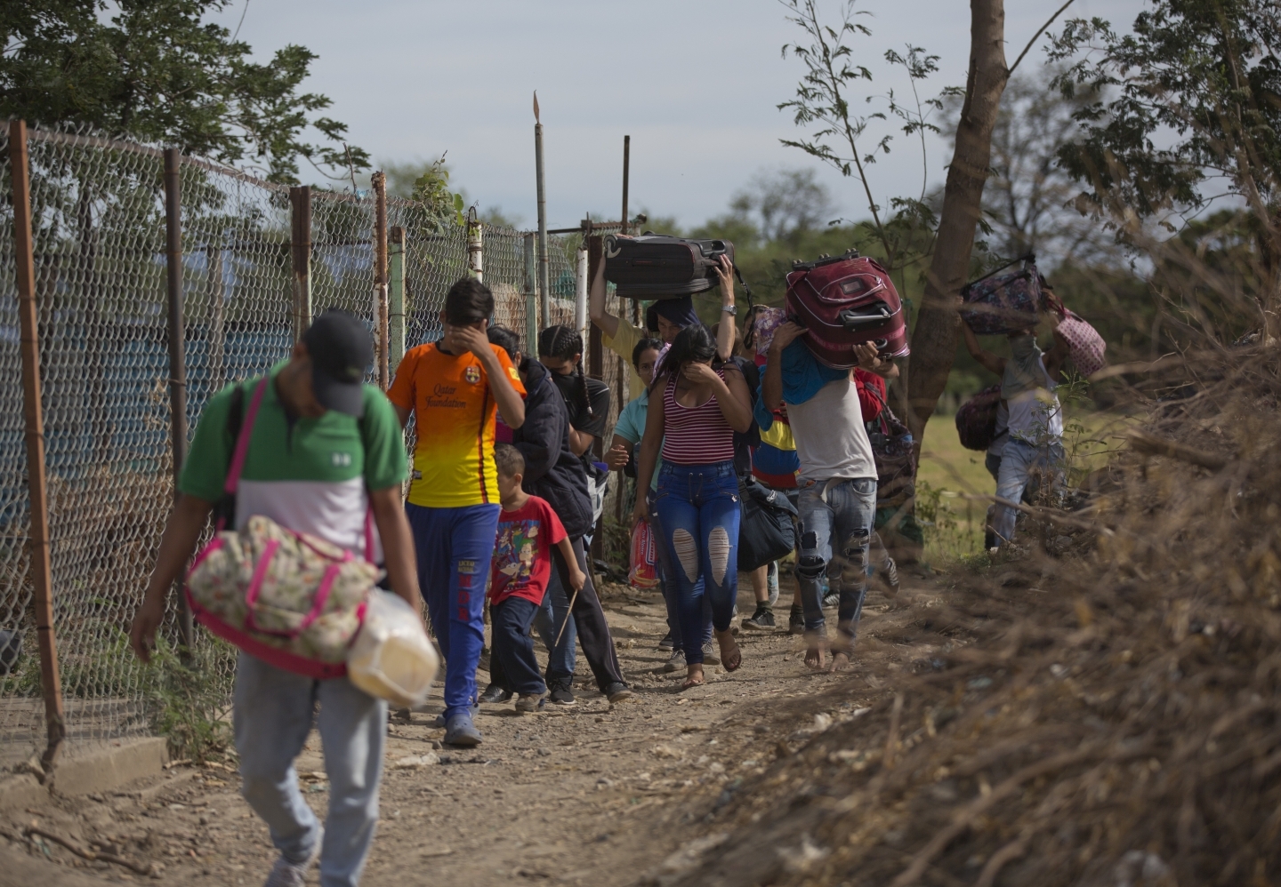Venezuelans illegally cross into Colombia | Ariana Cubillos, AP