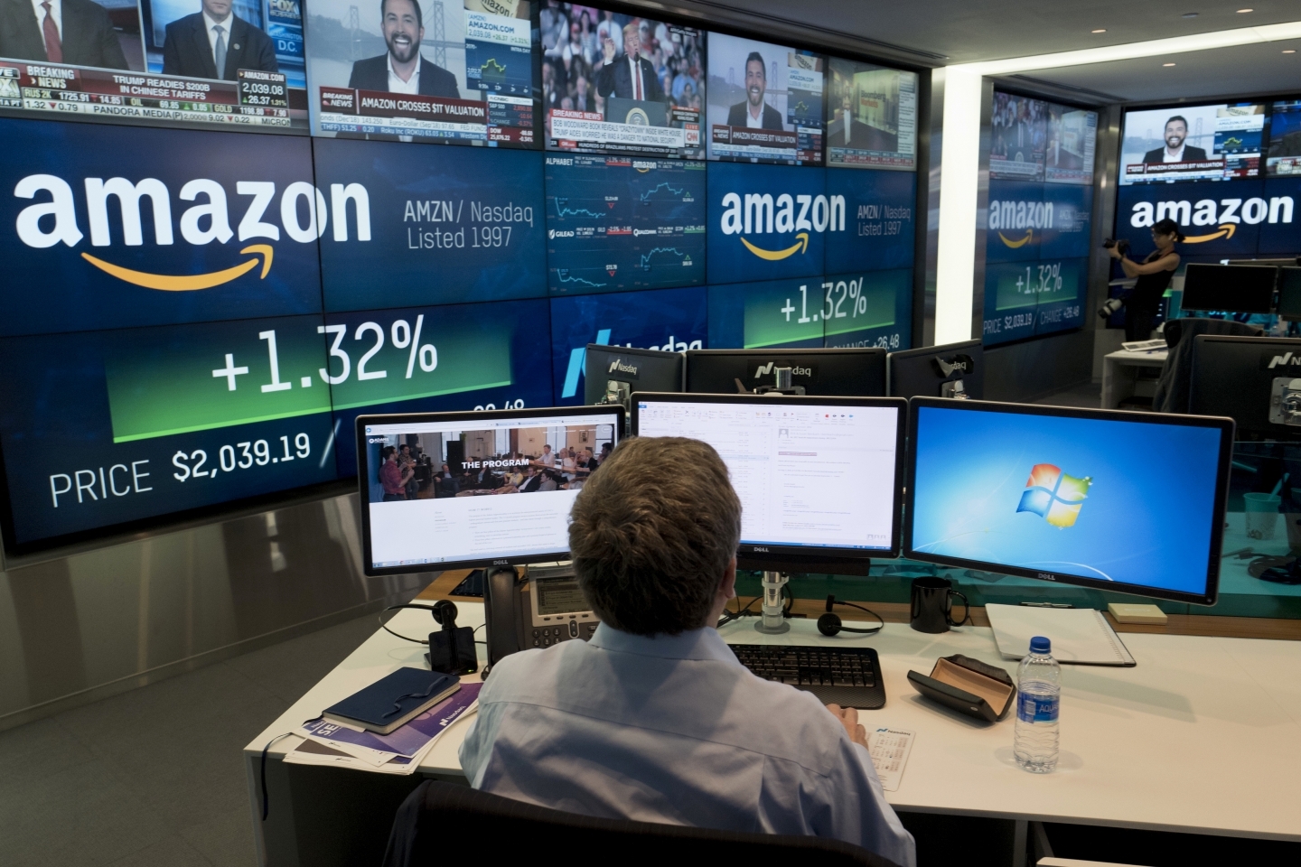 A Nasdaq employee monitors market activity in New York. (AP Photo/Mark Lennihan)
