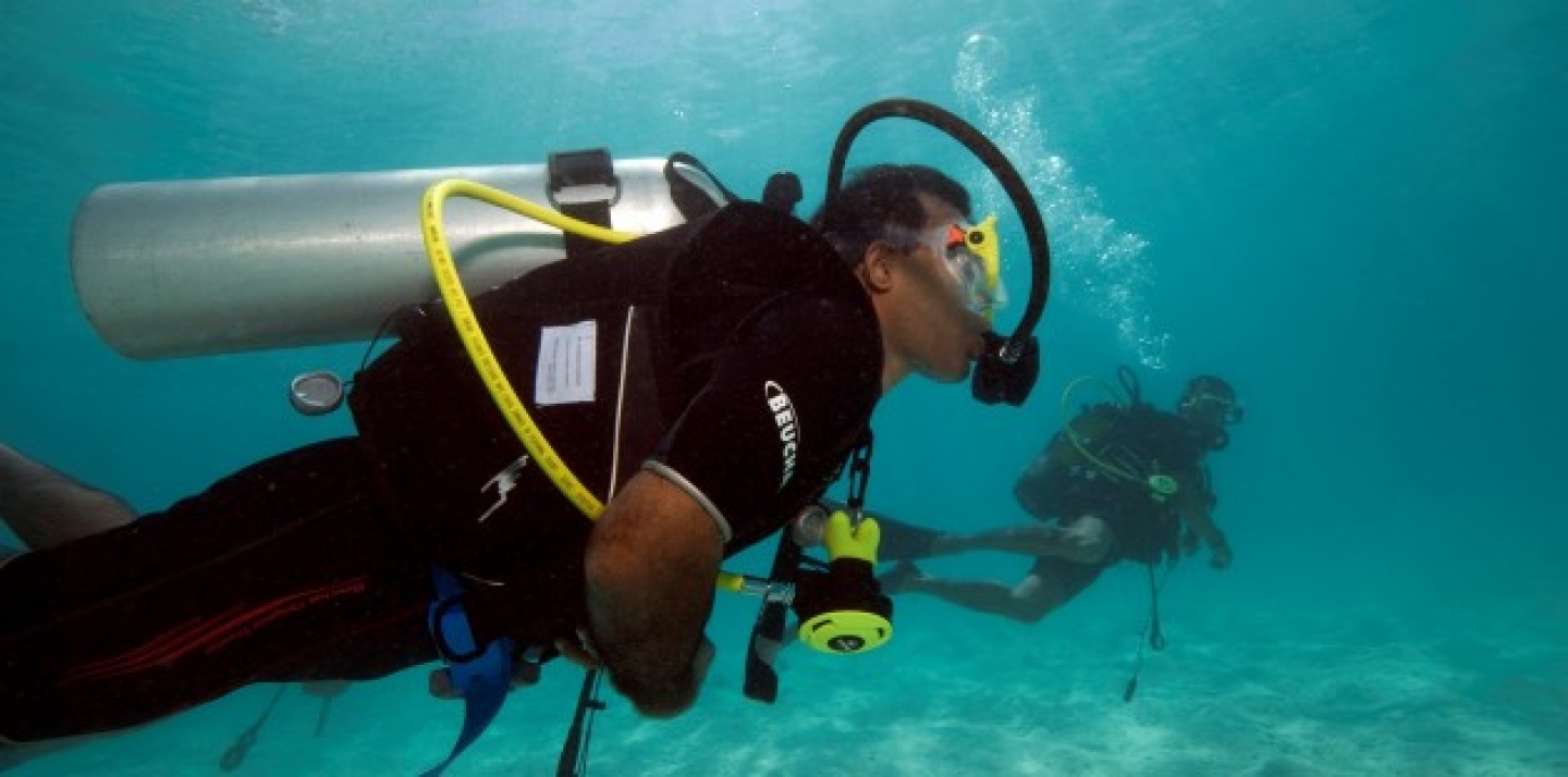 Maldivian President Mohammed Nasheed arrives for an underwater meeting of the Maldives' Cabinet (AP Photo/Mohammed Seeneen).