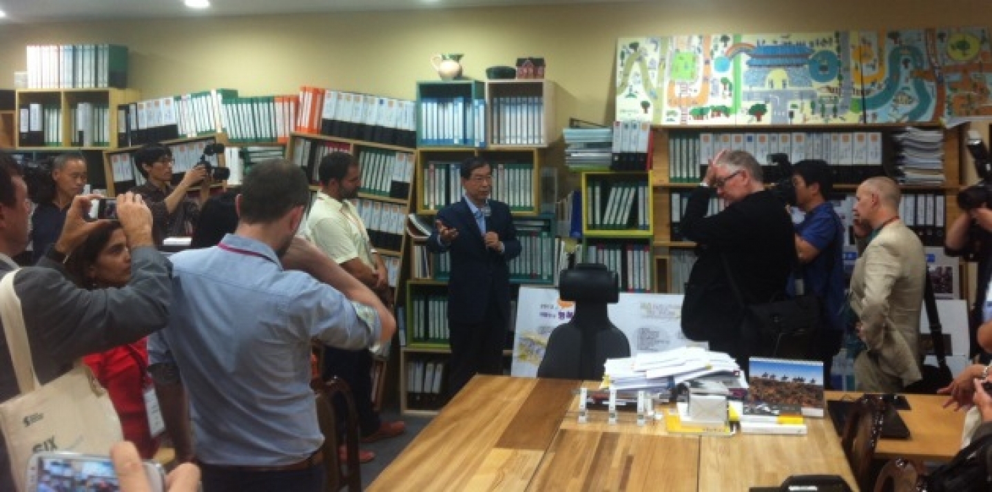 Mayor Park Won-soon addressing delegates of the SIX Summer School 2013. Location: Mayor’s Office, Seoul City Hall, Seoul, South Korea, September 2013