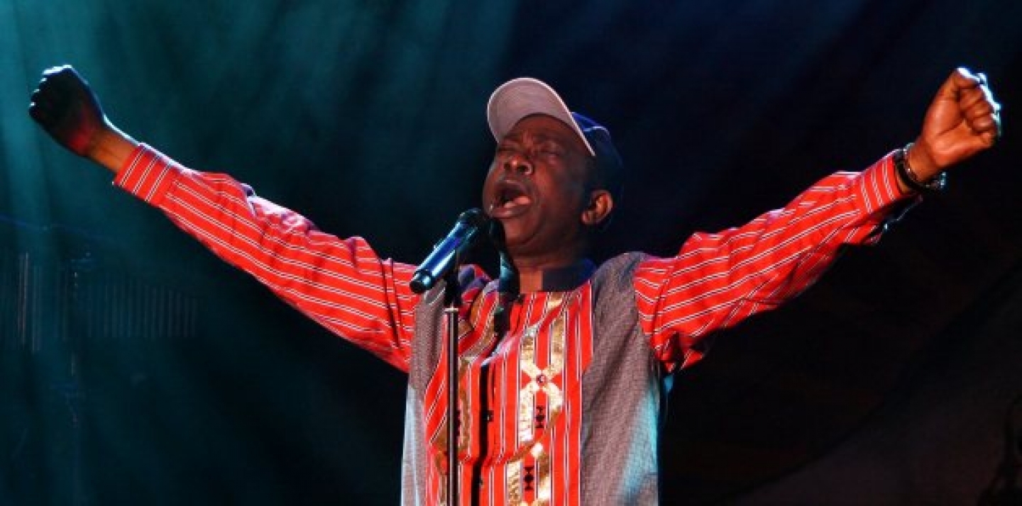 Youssou N´Dour & Le Super Étoile de Dakar playing at a German Folk Festival (Schorle/Wikimedia).