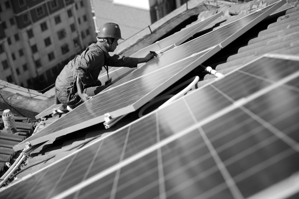 Canadians are very good at cleantech research but their rate of transforming it into patents is low compared to their global peers. (Photo: humphery / Shutterstock.com)