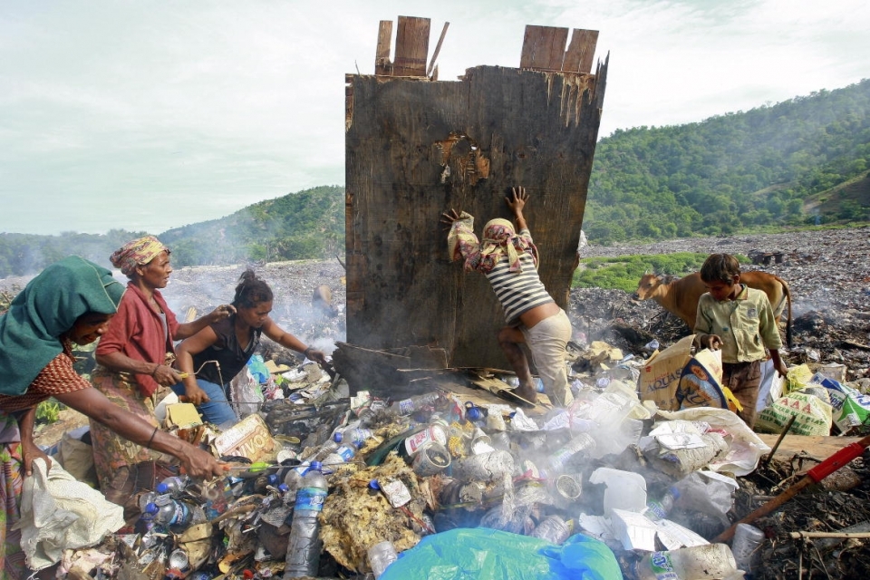 Women and children scavenge to collect cans to sell them in Tibar, Timor-Leste. (Martine Perret/UNMIT)