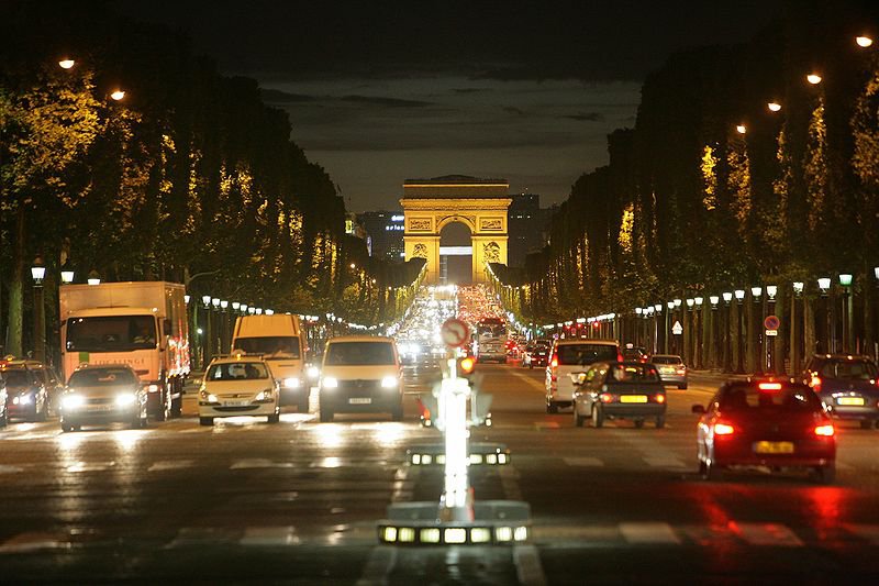 800px-Avenue_des_Champs-Élysées.jpg