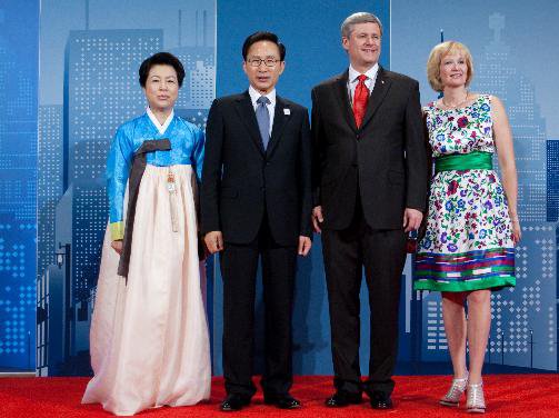 Prime Minister Stephen Harper and his wife Laureen Harper welcome Lee Myung-bak, President of Korea, and his wife Kim Yoon-ok to the G-20 Summit.JPG